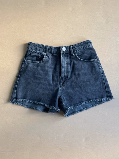 Zara black denim raw-hem shorts by Zara — pre-loved on Thrifted.mt
