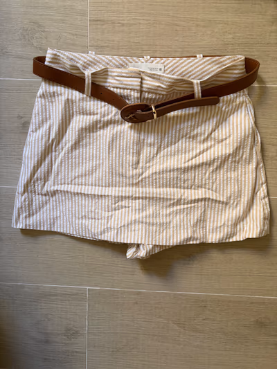 Falda-pantalón a rayas de color beige, de cintura alta, con cinturón by Zara — pre-loved on Thrifted.mt