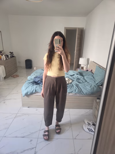 Pantalones caqui a medida by Zara — pre-loved on Thrifted.mt