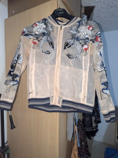 3.1 Phillip Lim Tatuaje Chaqueta bomber de organza con estampado de carpas koi bordadas — pre-loved on Thrifted.mt
