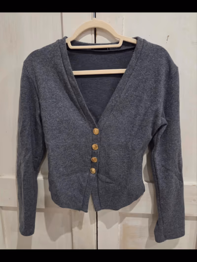 Cárdigan gris con cuello en V y botones by Zara — pre-loved on Thrifted.mt