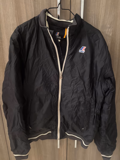 Chaqueta cortavientos de primavera by KWay — pre-loved on Thrifted.mt
