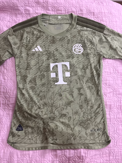 Maglia dell'Adidas FC Bayern Monaco by Adidas — pre-loved on Thrifted.mt