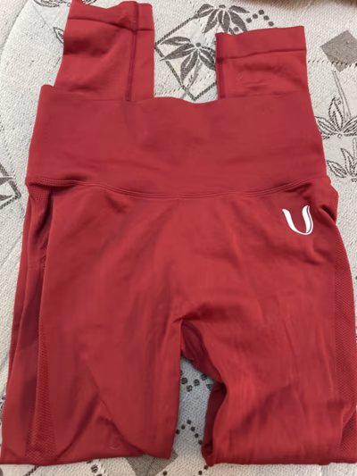 Red gym leggings — pre-loved on Thrifted.mt