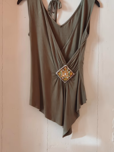 Blusa sem mangas drapeada com detalhes bordados by No brand — pre-loved on Thrifted.mt