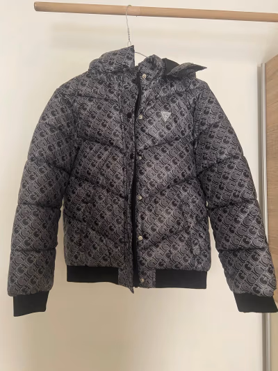 Chaqueta acolchada con capucha y monograma de Guess by Guess — pre-loved on Thrifted.mt