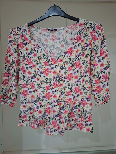 Floral button-down blouse by Kiabi — pre-loved on Thrifted.mt
