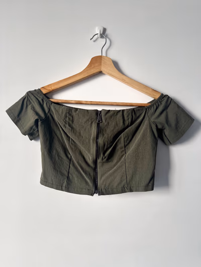Top corto con cremallera y hombros al descubierto — pre-loved on Thrifted.mt