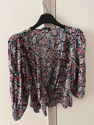 Floral Wrap V-Neck Top — pre-loved on Thrifted.mt