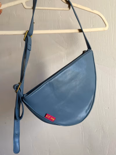 Bolso de hombro minimalista «Blue Crescent» by k:s me — pre-loved on Thrifted.mt