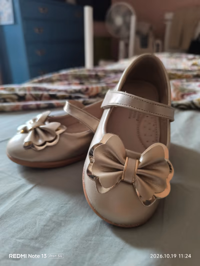 NEW Girls metallic bow ballet shoes — pre-loved on Thrifted.mt