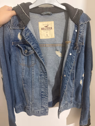 Sudadera con capucha y chaqueta vaquera Hollister by Hollister — pre-loved on Thrifted.mt