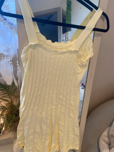 vestido de punto amarillo pálido — pre-loved on Thrifted.mt