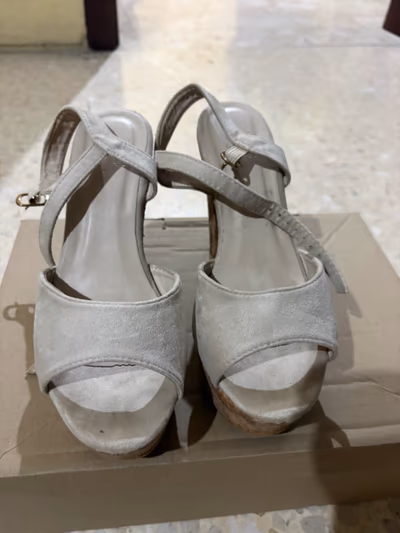 Sandálias plataforma robustas de cortiça — pre-loved on Thrifted.mt