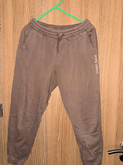 Pantalones deportivos marrones de Lee Cooper by Lee Cooper — pre-loved on Thrifted.mt