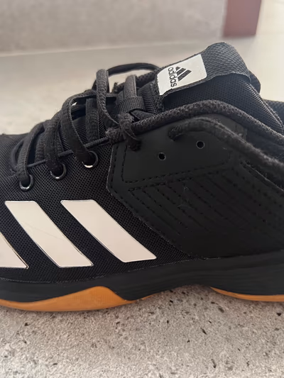 Ténis de interior pretos da Adidas by Adidas — pre-loved on Thrifted.mt