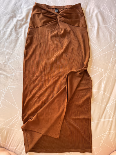 Ribbed Twist Front Midi Skirt by SHEIN — pre-loved on Thrifted.mt