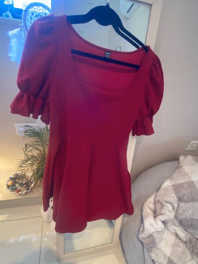 Manga abullonada roja con cuello cuadrado by SHEIN — pre-loved on Thrifted.mt