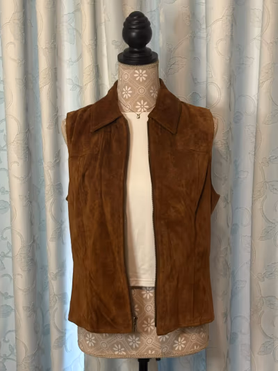 Ann Taylor Sleeveless Jacket Y2K by Ann Taylor — pre-loved on Thrifted.mt