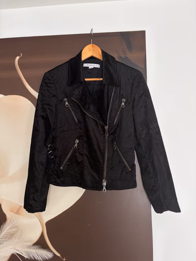 Marella black zip jacket by Marella — pre-loved on Thrifted.mt