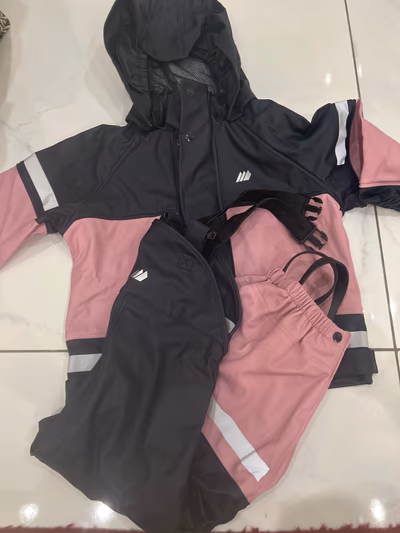 Conjunto impermeable para la lluvia infantil de Skogstad by Skogstad — pre-loved on Thrifted.mt