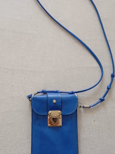 Borsa a tracolla in ecopelle blu — pre-loved on Thrifted.mt