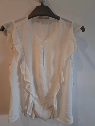 White Sleeveless Ruffled Blouse by Trafaluc — pre-loved on Thrifted.mt