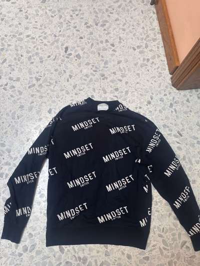 Moletom com estampa Black Mindset by Primark — pre-loved on Thrifted.mt