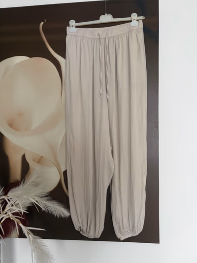 Pantalones beige con cordón ajustable de Oysho by Oysho — pre-loved on Thrifted.mt