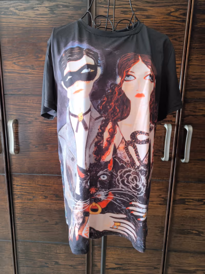Graphic print designer t-shirt — pre-loved on Thrifted.mt