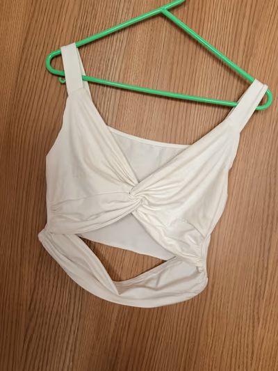 White twist front crop top — pre-loved on Thrifted.mt