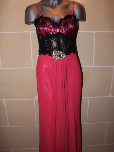 Abito da sera rosa shocking taglia EU38 by Helin Abiye — pre-loved on Thrifted.mt