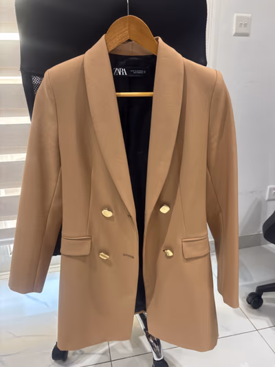Camel double-breasted tailored blazer by Zara — pre-loved on Thrifted.mt