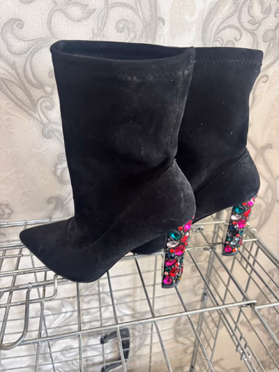 Botas pretas até ao tornozelo com salto adornado com pedras — pre-loved on Thrifted.mt