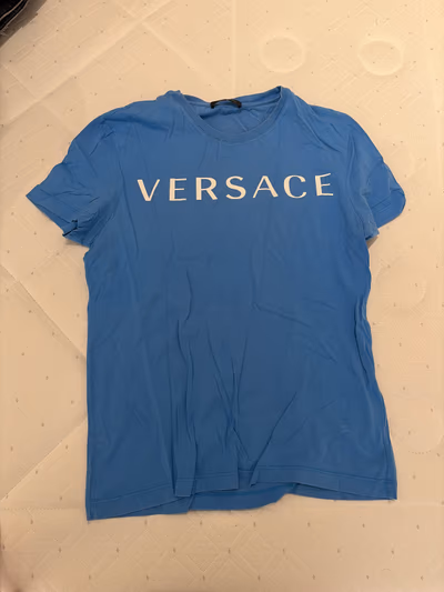 T-shirt azul com o logótipo da Versace by Versace — pre-loved on Thrifted.mt