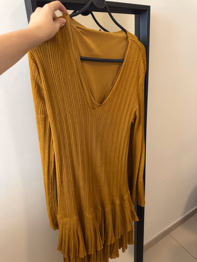 Mini abito a coste color senape by Zara — pre-loved on Thrifted.mt