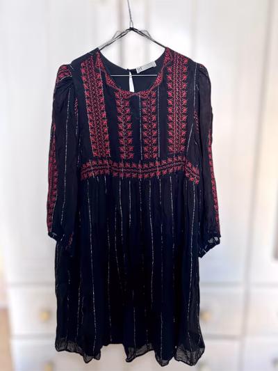 Miniabito a casaccia ricamato by Zara — pre-loved on Thrifted.mt