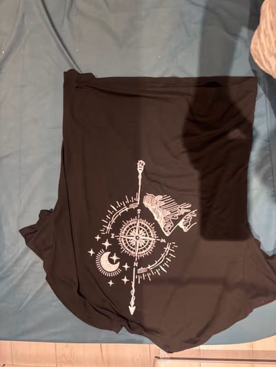 T-shirt preta com estampado gráfico de bússola by Shein — pre-loved on Thrifted.mt