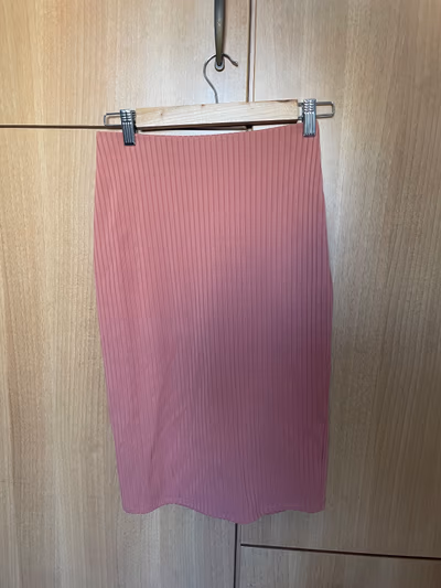 Pink midi skirt — pre-loved on Thrifted.mt
