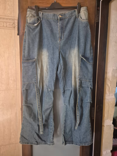 SHEIN EZwear Plus Size Cargo Pocket Pleated Wide Leg Jeans by SHEIN CURVE — pre-loved on Thrifted.mt