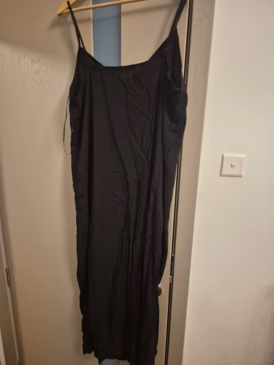 Vestido liso largo negro de Sinsay by Sinsay — pre-loved on Thrifted.mt