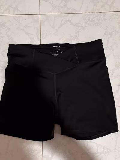 Pantalones cortos deportivos negros de Reebok by Reebok — pre-loved on Thrifted.mt