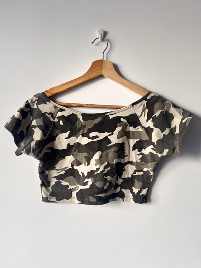 Top corto con estampado de camuflaje by GIOIOSA MADA — pre-loved on Thrifted.mt