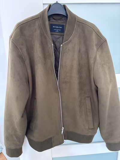 Abercrombie and Fitch bomber jacket by Abercrombie and Fitch — pre-loved on Thrifted.mt