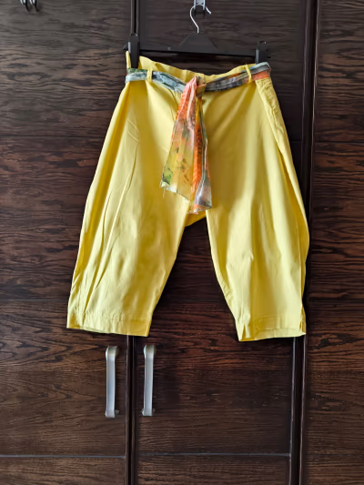 yellow cropped floral trousers by Lizalu — pre-loved on Thrifted.mt