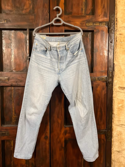 Levi's Light Wash Straight Jeans by Levi's — pre-loved on Thrifted.mt