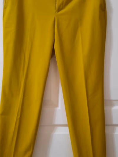 Pantalones sastre color mostaza by ZARA — pre-loved on Thrifted.mt