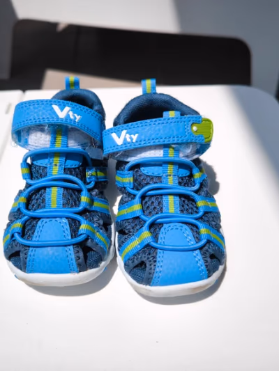 Vty blue closed toe sandals by Vty — pre-loved on Thrifted.mt