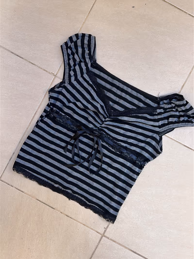 Top a rayas — pre-loved on Thrifted.mt
