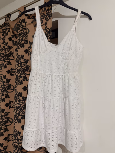 White eyelet tiered summer dress by Terranova — pre-loved on Thrifted.mt